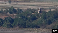 지난 20일 한국 경기도 파주의 한 전망대에서 바라본 비무장지대(DMZ) 북측의 북한군 초소와 군사 철책.