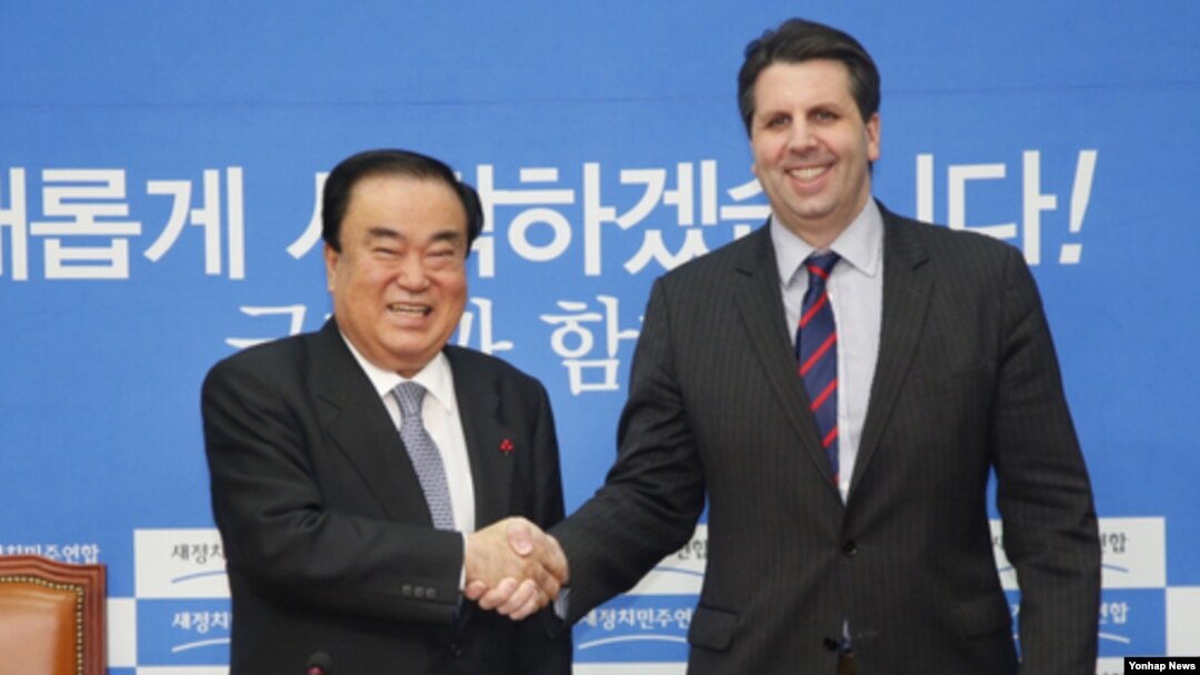 한국 야당인 새정치민주연합 문희상 비대위원장이(왼쪽) 16일 국회에서 마크 리퍼트 주한 미국대사를 접견하고 있다. 