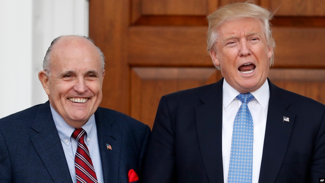 Predsednik SAD Donald Tramp i novi član njegovog pravnog tima Rudi Đulijani, u novembru 2016. godine, kada je Tramp još bio nooizabrani predsednik, a Đulijani se spominjao kao kandidat za sekretara za pravosuđe. (Foto: Carolyn Caster/AP) 