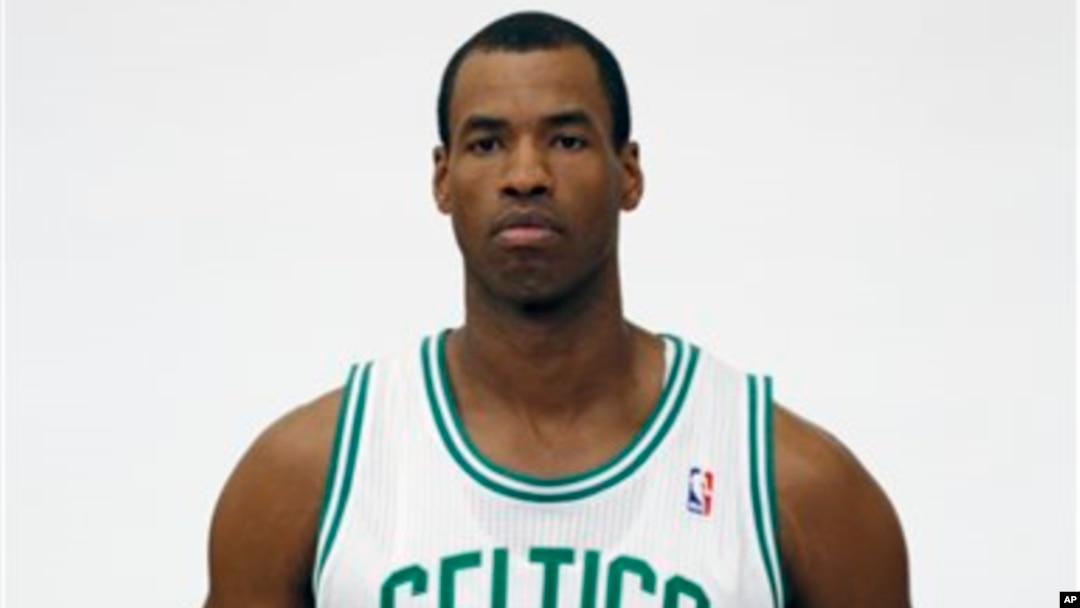 Pemain NBA Jason Collins berpose saat masih bermain dalam tim Boston Celtics. (Foto: Dok)