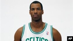 Pemain NBA Jason Collins berpose saat masih bermain dalam tim Boston Celtics. (Foto: Dok)