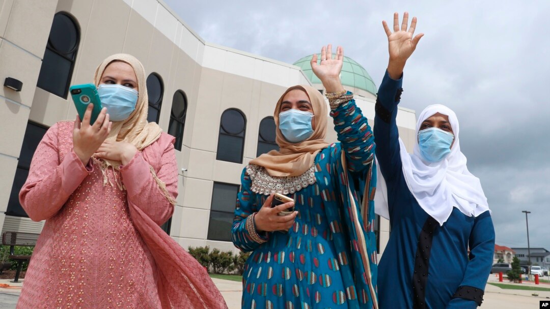 Warga Muslim AS melngadakan acara halal bil halal Idul Fitri secara drive-thru di masjid kota Plano, Texas, Minggu (24/5). 