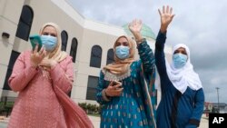 Warga Muslim AS melngadakan acara halal bil halal Idul Fitri secara drive-thru di masjid kota Plano, Texas, Minggu (24/5). 