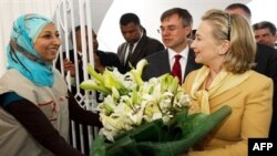 Ngoại trưởng Clinton là giới chức cấp cao nhất của Hoa Kỳ đến thăm Tunisia kể từ khi những người biểu tình lật đổ Tổng thống Zine el-Abidine Ben Ali