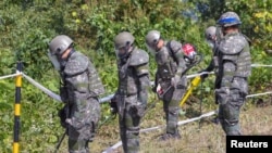 대한민국 철원에서 한국군 장병들이 비무장지대(DMZ) 내부의 지뢰를 제거하고 있다. (자료사진)