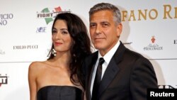 George Clooney, aquí junto a su novia Amal Alamuddin, será homenajeado por la Asociación de Prensa Extranjera de Hollywood.