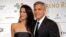 George Clooney, aquí junto a su novia Amal Alamuddin, será homenajeado por la Asociación de Prensa Extranjera de Hollywood.