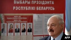 Presiden Belarusia Alexander Lukashenko di tempat pemungutan suara untuk mengikuti voting pemilihan presiden di Minsk, 9 Agustus 2020. (Foto oleh Sergei GAPON / POOL / AFP)