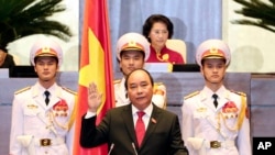 Nguyen Xuan Phuc (tengah) saat pengambilan sumpah jabatan sebagai Perdana Menteri di Hanoi, Vietnam (7/4).