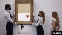 'Love is in the Bin', salah satu lukisan karya seniman misterius Inggris, Banksy yang dilelang di London, Inggris 3 September 2021 lalu (foto: dok). 