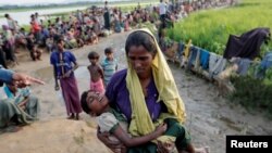 Ribuan pengungsi Rohingya yang baru saja tiba di Palang Khali, Bangladesh, Selasa (17/10). 