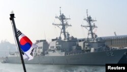 3月9日美國海軍導彈驅逐艦拉森號與菲茲杰拉德號停泊在韓國軍港東海港外