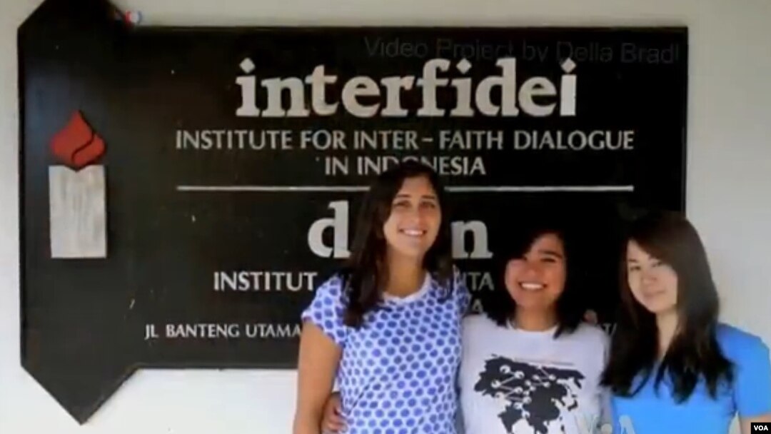 Della Bradt (kiri) dan dua rekannya bekerja sebagai relawan untuk Yayasan DIAN Interfidei, dan tinggal selama 6 minggu di Indonesia (foto video: courtesy Della Bradt). 