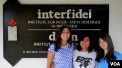 Della Bradt (kiri) dan dua rekannya bekerja sebagai relawan untuk Yayasan DIAN Interfidei, dan tinggal selama 6 minggu di Indonesia (foto video: courtesy Della Bradt). 