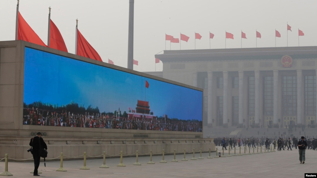 Sebuah layar raksasa menampilkan Pintu Gerbang Tiananmen di Lapangan Tiananmen, Beijing, menyambut para anggota delegasi yang berdatangan untuk menghadiri Kongres Partai Rakyat (NPC) (Foto: dok). Kabinet China mengajukan rancangan perampingan pemerintahan untuk mengurangi birokrasi dan intervensi administrarif dalam masalah bisnis dan sosial, Minggu (10/3).