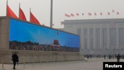 Sebuah layar raksasa menampilkan Pintu Gerbang Tiananmen di Lapangan Tiananmen, Beijing, menyambut para anggota delegasi yang berdatangan untuk menghadiri Kongres Partai Rakyat (NPC) (Foto: dok). Kabinet China mengajukan rancangan perampingan pemerintahan untuk mengurangi birokrasi dan intervensi administrarif dalam masalah bisnis dan sosial, Minggu (10/3).