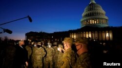 Вице-президент Майк Пенс разговаривает с войсками Национальной гвардии
