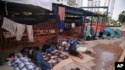 Migrantes duermen al costado de una calle en Acapulco, México, el 6 de enero de 2025.