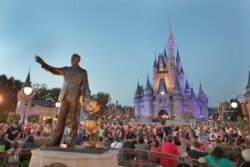 미국 플로리다주 디즈니월드 입구에 월트 디즈니와 미키 마우스 동상이 세워져있다.