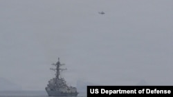 미 중부사령부 작전 구역 내 미 해군 구축함이 11일 호르무즈 해협을 항행하고 있다.