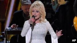 Dolly Parton lors de la 53e cérémonie des CMA Awards à Nashville au Tennessee, le 13 novembre 2019 (Photo AP)