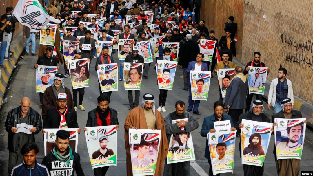 Para demonstran Irak dari Kota Nassiriya membawa poster orang-orang yang terbunuh dalam demo anti-pemerintah yang masih terus berlangsung di Baghdad, Irak, 6 Desember 2019. (Foto: Reuters)