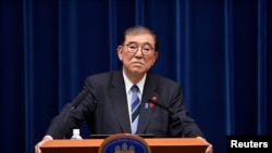 Perdana Menteri Jepang Shigeru Ishiba, yang berasal dari Partai Demokratik Liberal (LDP), menggelar konferensi pers di kediaman resminya di Tokyo, pada 9 Oktober 2024. (Foto: David Mareuil/Pool via AP)