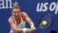 ARCHIVO - La rumana Simona Haleple devuelve un tiro a la ucraniana Daria Snigur, durante la primera ronda del campeonato de tenis del Open de Estados Unidos el 29 de agosto de 2022 en Nueva York.