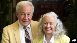FILE - Actors Jack Larson (L) and Noel Neill, who originated the roles of Jimmy Olson and Lois Lane in the 1950s "Superman" television series, pose at Patrick's Roadhouse in the Pacific Palisades area of Los Angeles, June 21, 2006. 