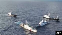 Kapal Garda Pantai China (kedua dari kiri) dan kapal yang diidentifikasi oleh Garda Pantai Filipina sebagai "Milisi Maritim China" (kiri dan kanan) mengelilingi kapal Garda Pantai Filipina BRP Cabra (kedua dari kanan) di perairan Laut China Selatan. (Foto: AFP)