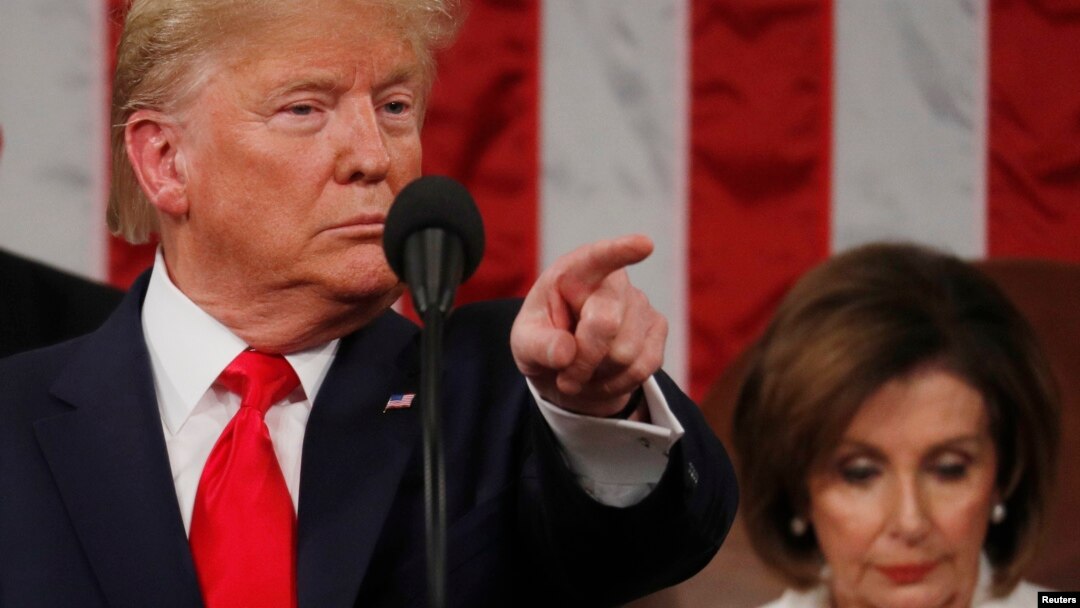 El presidente de EE.UU., Donald Trump, se dirige a los asistentes al congreso mientras que la presidenta de la Cámara de Representantes, Nancy Pelosi, baja la mirada durante el discurso del Estado de la Unión celebrado el 4 de febrero de 2020.