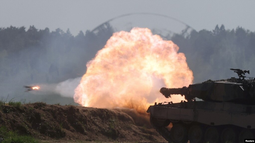 Kifaru aina ya Leopard 2 kikitekeleza mashambulizi wakati wa zoezi la wanajeshi wa NATO, Bemowo, Piskie, karibu na Poland. May 24, 2022
