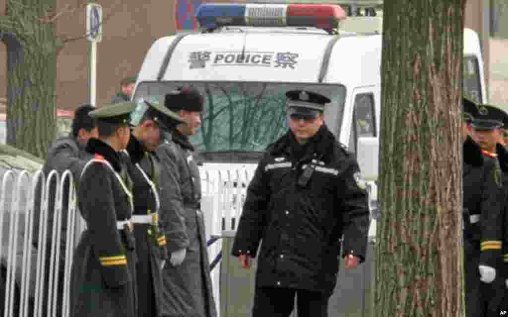 天安门广场地区值勤的武警和公安