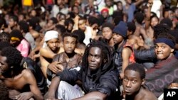 Quelques 300 migrants après avoir escaladé la clôture de l'enclave espagnole en Afrique du Nord, 17 février 2017. 