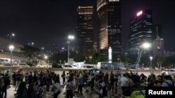 Warga berkumpul di luar gedung perkantoran pasca gempa bumi yang menggoncang Jakarta, 2 Agustus 2019 (Foto: Antara/ Dwi Prasetya / via redaksi)