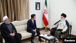 Tổng thống Iran Hassan Rouhani và Thủ tướng Nhật Shinzo Abe gặp lãnh đạo tối cao của Iran Ayatollah Ali Khamenei tại Tehran, Iran, ngày 13/6/19.