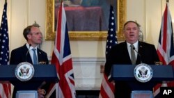 Menlu AS Mike Pompeo (kanan) dan Menlu Inggris Dominic Raab dalam konferensi pers bersama di kantor Deplu AS di Washington, Rabu (16/9). 