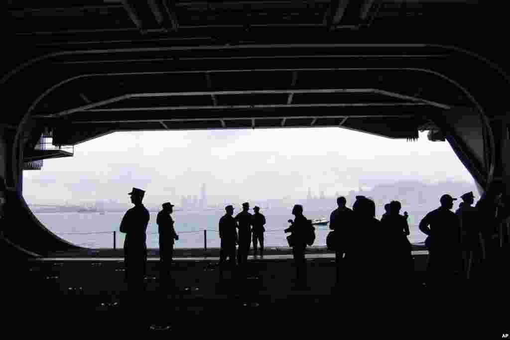 航母左侧的升降机可以把人员和设备运至飞行甲板