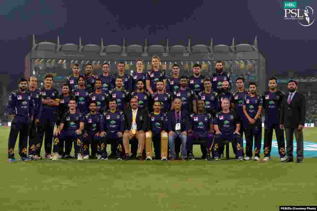 قذافی اسٹیدیم لاہور میں پاکستان سپر لیگ کے پشاور زلمی اور کوئٹہ گلیڈی ایٹرز کے درمیان پلے آف میچ&nbsp; کی تصویری جھلک ۔