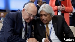 Gubernur Bank Negara Malaysia Datuk Muhammad Ibrahim (kanan) berbincang dengan Menteri Keuangan Perancis Michel Sapin (kiri) dalam pertemuan tahunan IMF/Bank Dunia di Washington, 8 Oktober 2016.