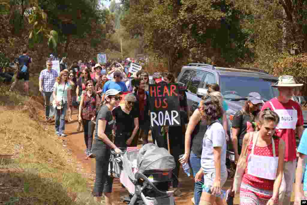 Para peserta protes Women&#39;s March berjalan melalui hutan Karura di Nairobi, Kenya (21/1). (VOA/J.Craig)