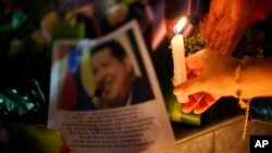 Warga berduka atas kepergian Presiden Hugo Chavez, 5 Maret 2013. (AP Photo/Juan Karita). Presiden Bolivia Evo Morales mengumumkan tujuh hari masa berkabung di negaranya setelah Wapres Nicolas Maduro mengumumkan meninggalnya Presiden Hugo Chaves.