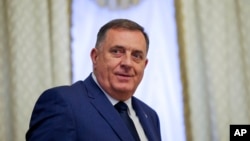 Milorad Dodik je nepravomoćno osuđen na godinu dana zatvora i 6 godina zabrane obnašanja javne funkcije. 