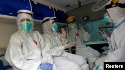 Petugas medis mengenakan APD, bersiap menggelar tes swab untuk mendeteksi virus Covid-19 di Jakarta, 2 Juli 2020. (Foto dok).