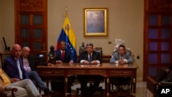 Ante la juramentación de Luis Parra, centro, como cabeza del Poder Legislativo venezolano, la embajada de EE.UU. en Venezuela indicó que el acto “va completamente en contra de la voluntad del pueblo".