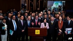 Presiden Dewan Legislatif Andrew Leung, tengah, dan anggota parlemen menghadiri konferensi pers menyusul disahkannya undang-undang Pasal 23 Undang-Undang Dasar di Dewan Legislatif di Hong Kong, Selasa, 19 Maret 2024. (Foto: AP)