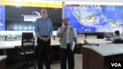 Kepala Humas BNPB Sutopo Purwo Nugroho (kanan) dan Duta Besar Australia untuk Indonesia Paul Grigson (kiri) di kantor BNPB, Minggu, 11 Oktober 2015. (VOA/Andylala)