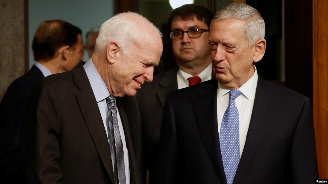 General Mattis (o'ngda), Senat Qurolli kuchlar qo'mitasi raisi senator Jon Makkeyn(chapda). Qonunga ko'ra, iste'foga chiqqaniga yetti yil to'lmagan harbiy mudofaa vaziri bo'lishi mumkin emas. Kongress general Mattis uchun istisno qilishi kerak bo'ladi.