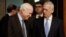 General Mattis (o'ngda), Senat Qurolli kuchlar qo'mitasi raisi senator Jon Makkeyn(chapda). Qonunga ko'ra, iste'foga chiqqaniga yetti yil to'lmagan harbiy mudofaa vaziri bo'lishi mumkin emas. Kongress general Mattis uchun istisno qilishi kerak bo'ladi.