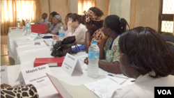Healthcare workers in a training session for the IPC (Infection Prevention Control) in Freetown, Sierra Leone, March 3, 2015. (Nina deVries/ VOA)